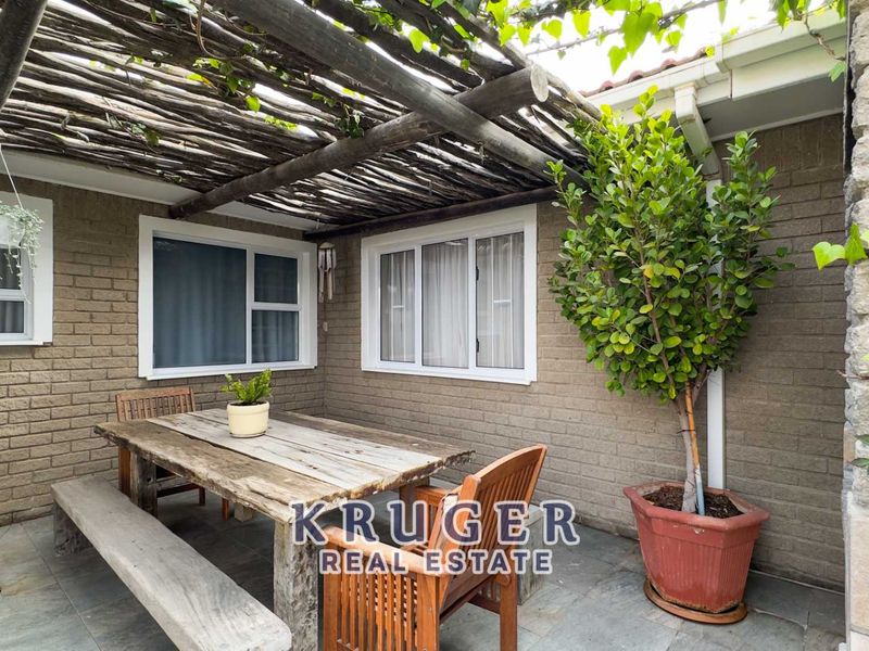 🌿 3-bedroom Family Home with flat for Sale in Ocean View! - Photo 6