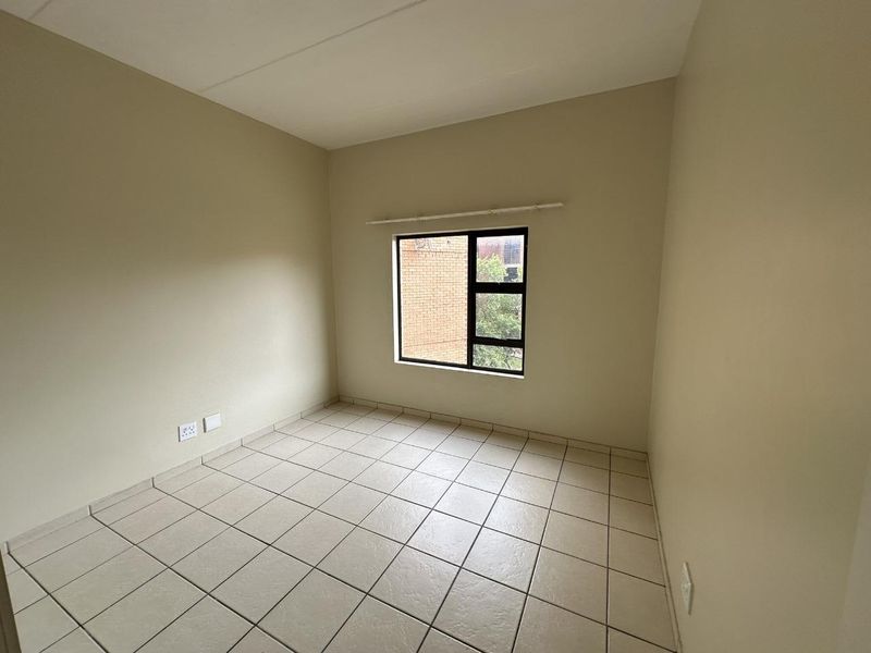 TWO BEDROOM APARTMENT IN SUMMERFIELDS ESTATE : 1 AUGUST 2026 - Photo 10