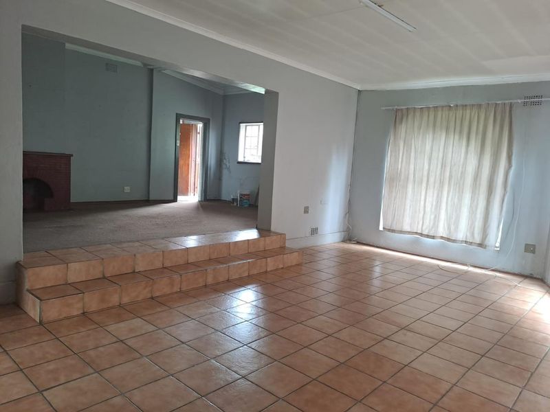 4 Bedroom House For Sale in Selection Park - Photo 5