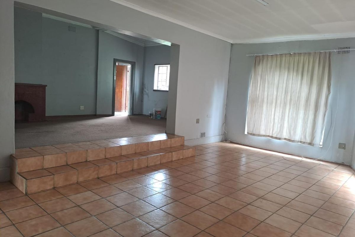 4 Bedroom House For Sale in Selection Park - Photo 5