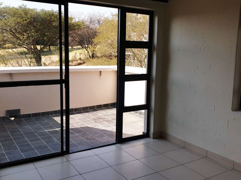 Stylish Golf Estate Living | Spacious Penthouse Apartment with Dual Balconies in Jackal Creek - Photo 5