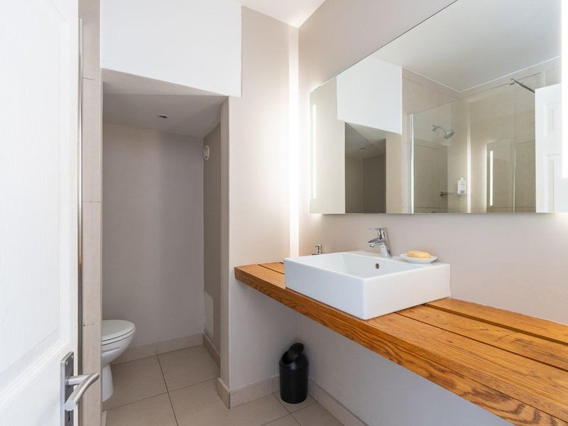 Stylish Studio with Parking in Airbnb-Friendly Block - Photo 3