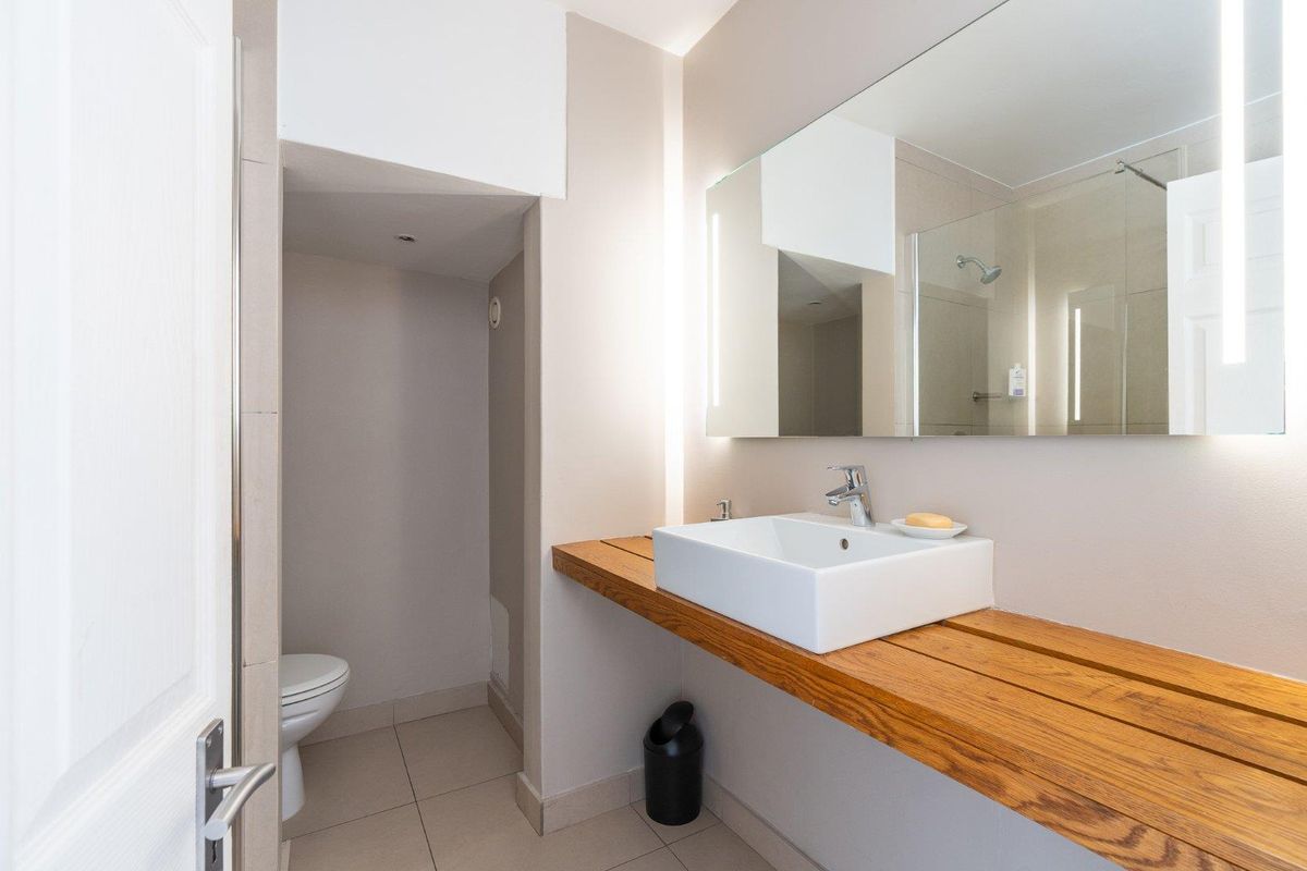 Stylish Studio with Parking in Airbnb-Friendly Block - Photo 3