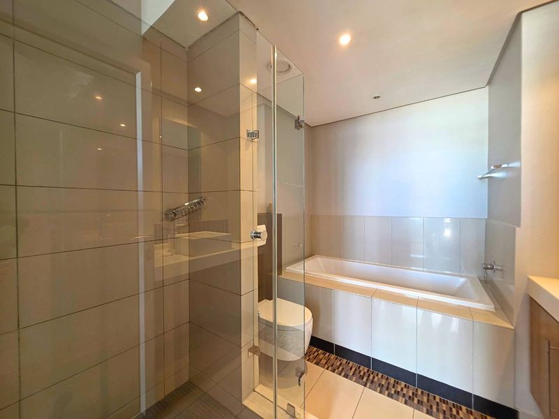 Top Floor 2 Bedroom Apartment in Montclare Place - Photo 9
