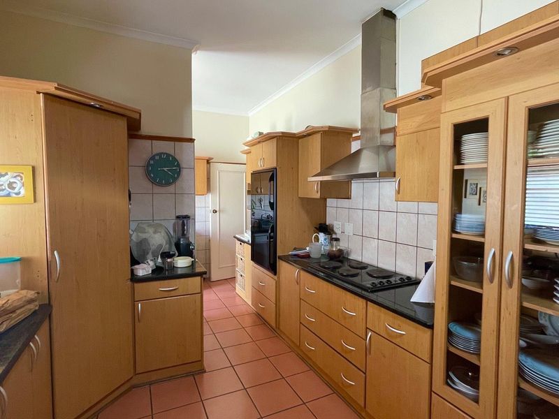 5 Bedroom 3 bathroom House in Durbanville Hills - Photo 4