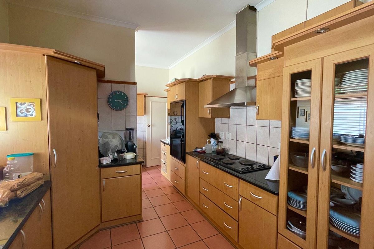 5 Bedroom 3 bathroom House in Durbanville Hills - Photo 4