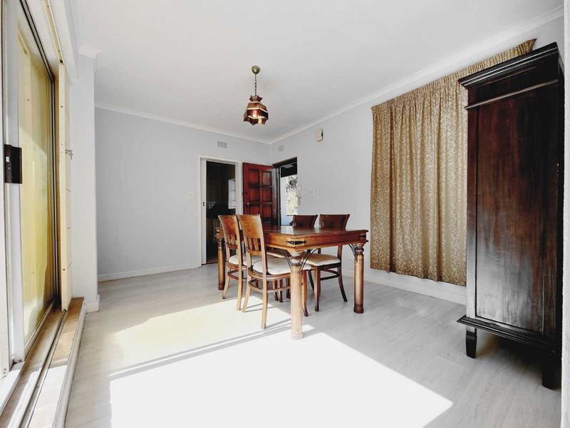 SPACIOUS (67 m2)  RENOVATED 1 BEDROOM SANDTON APARTMENT IN SECURE TREE-FILLED COMPLEX IN PRIME LOCATION - Photo 4