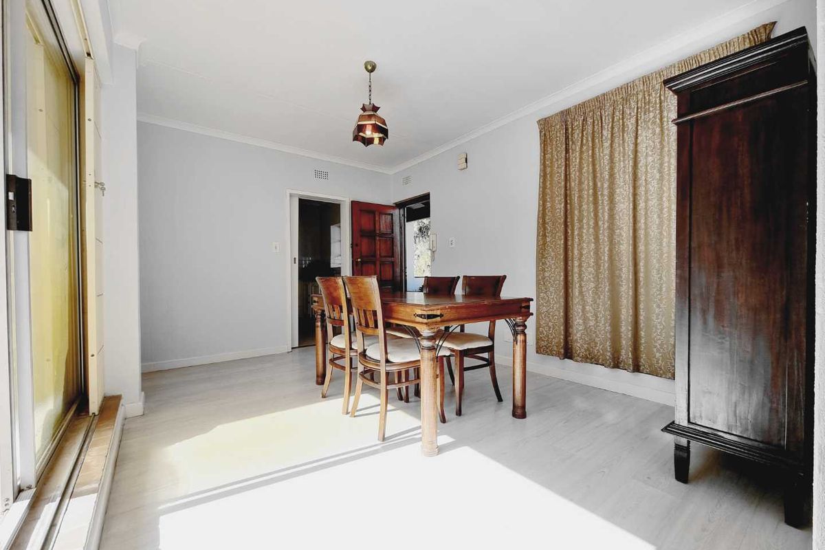 SPACIOUS (67 m2)  RENOVATED 1 BEDROOM SANDTON APARTMENT IN SECURE TREE-FILLED COMPLEX IN PRIME LOCATION - Photo 4