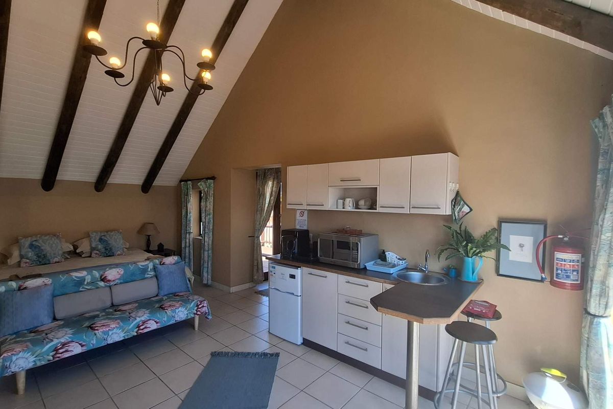 Relax, Unwind: Your Easy-Living River Lodge - Photo 5