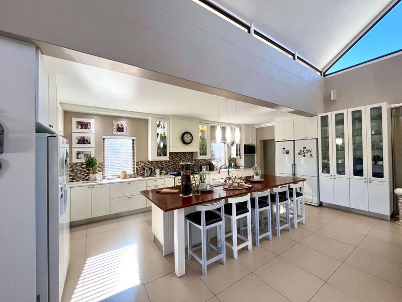 Luxurious 4-Bedroom Home on Omeya Golf Course - Photo 9