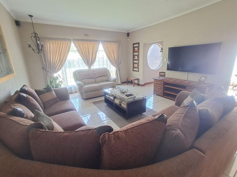 4 Bedroom House for Sale with Flatlet in Randhart - Photo 3