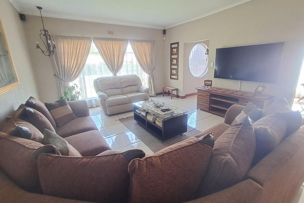 4 Bedroom House for Sale with Flatlet in Randhart - Photo 3