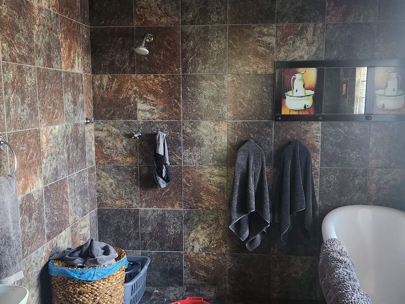 A beautiful setting with beautiful trees - Photo 3