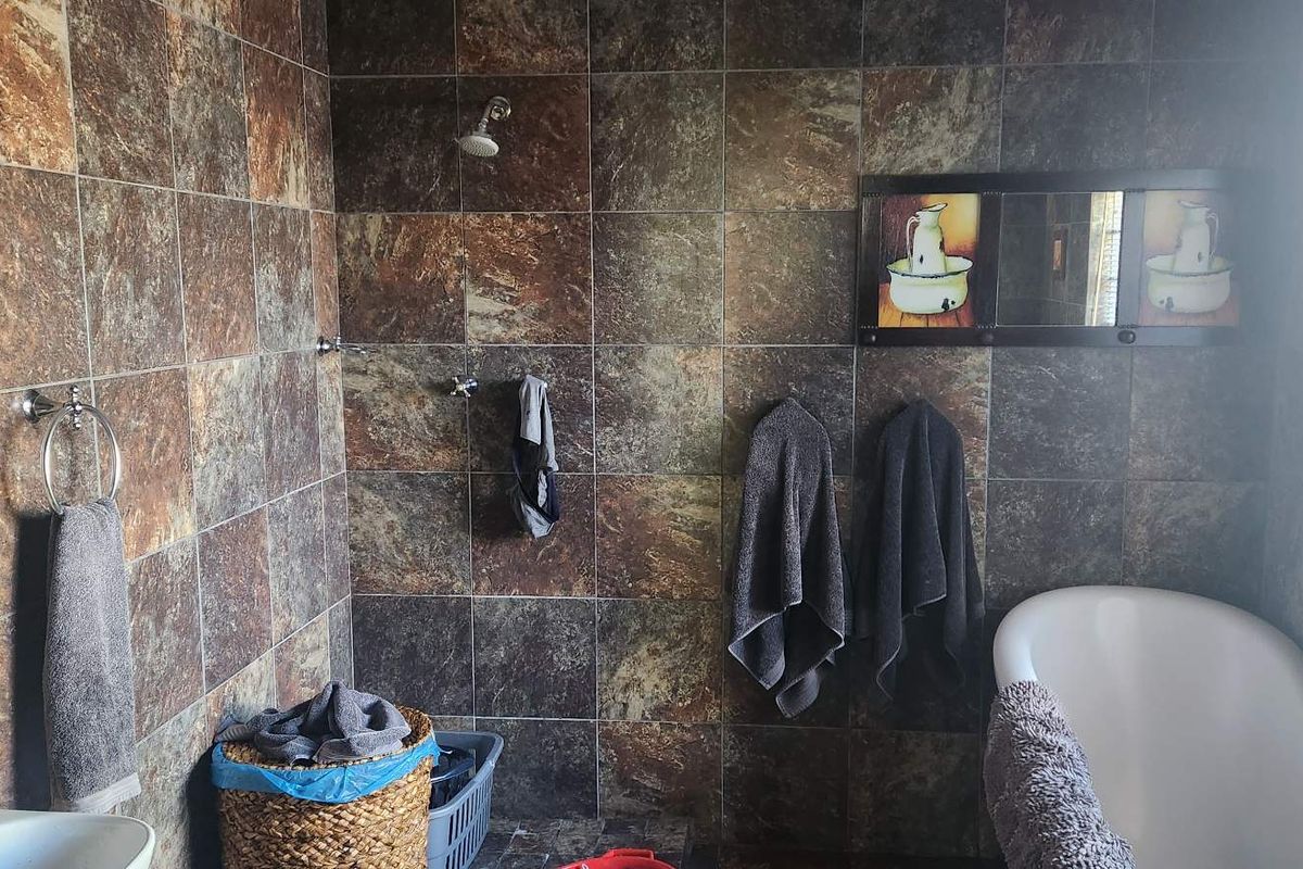 A beautiful setting with beautiful trees - Photo 3