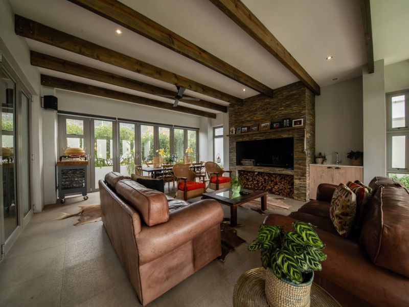 Elegant Family Home in Secure Paarl Winelands Estate - Photo 10