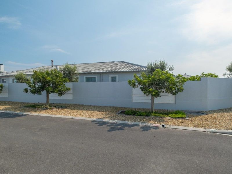 Spacious 3 Bedroom Home in Sought After Estate Available for Rental - Photo 3
