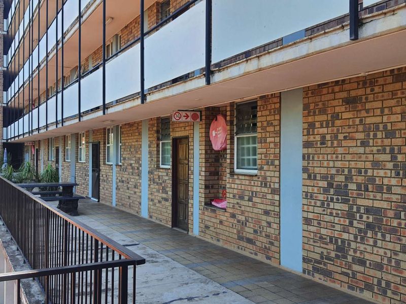 **A Rare Opportunity: Spacious 2.5 Bedroom Apartment in Wonderboom South** - Photo 4