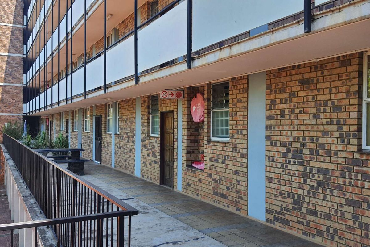 **A Rare Opportunity: Spacious 2.5 Bedroom Apartment in Wonderboom South** - Photo 4