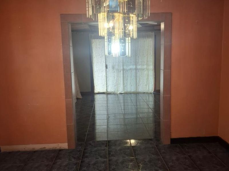 2 Bedroom House for sale - Photo 4