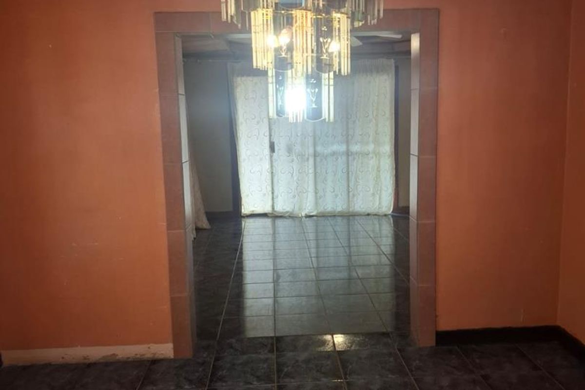 2 Bedroom House for sale - Photo 4