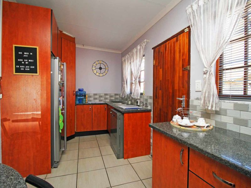 Modern Family Home in Secure Complex – Full Title & Free Living! - Photo 4