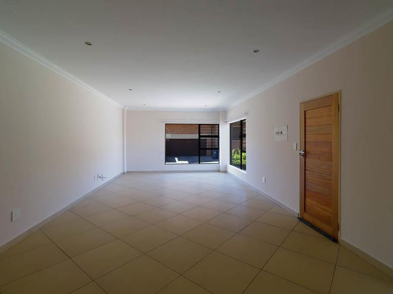 Spacious, ultra-modern 3 bedroom 1st Floor Apartment - Photo 9