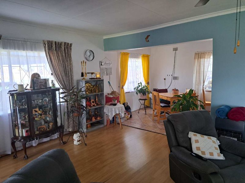 4 Bedroom Home Plus 2 Bedroom Flatlet for Sale in Vandykpark, Boksburg - Photo 6