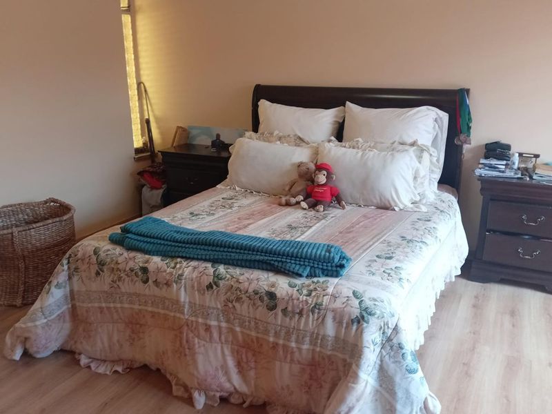 Large family home with pool in an enclose area - Photo 9