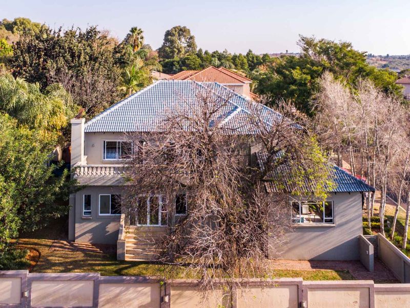 Elegant Family Living with Sophisticated Entertaining in Mooikloof Gardens Estate - Photo 4