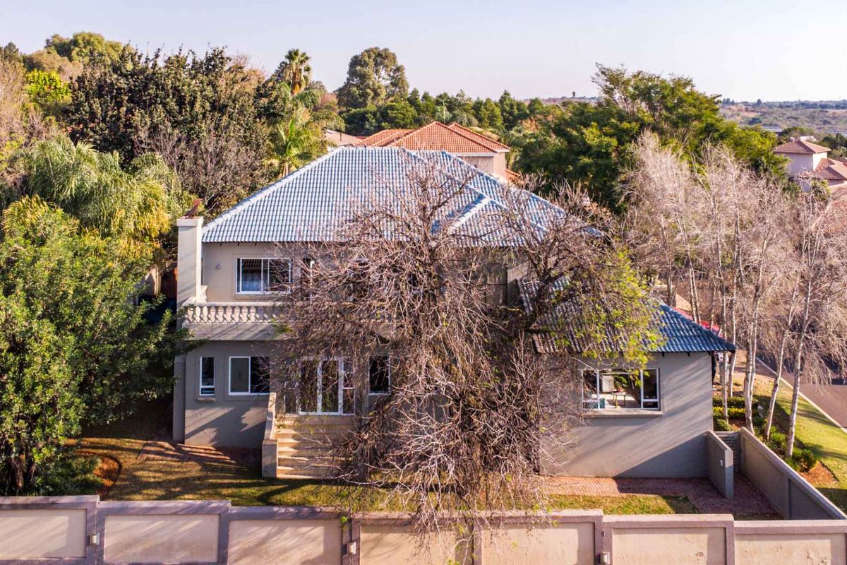 Elegant Family Living with Sophisticated Entertaining in Mooikloof Gardens Estate - Photo 4