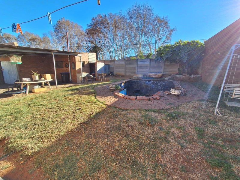 3-Bedroom Family Home with Swimming Pool, Garage & Secure Pet-Friendly Garden - Photo 10