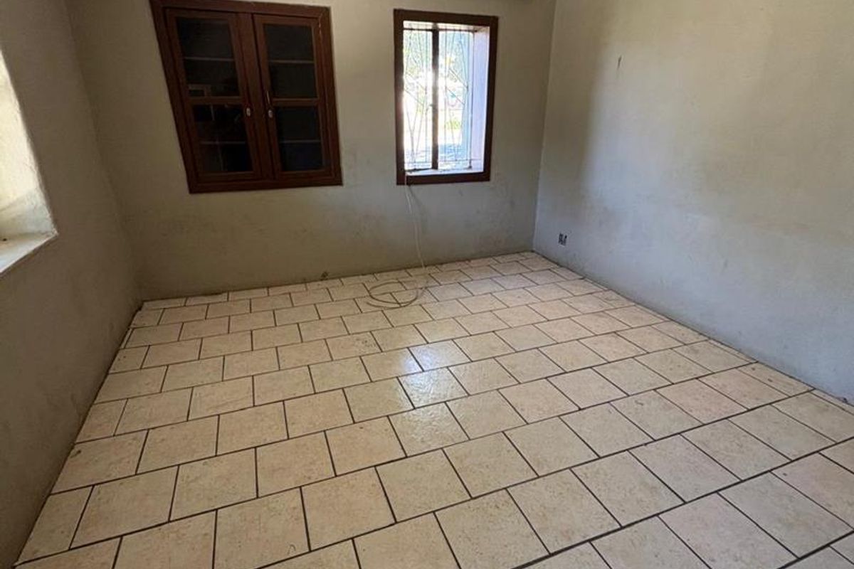 INCOME-GENERATING PROPERTY – PRIME LOCATION! An exceptional investment opportunity awaits! Exclusive Mandate. - Photo 2