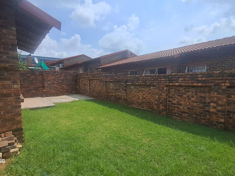 3 Bedroom Simplex in a pet friendly complex - Photo 2