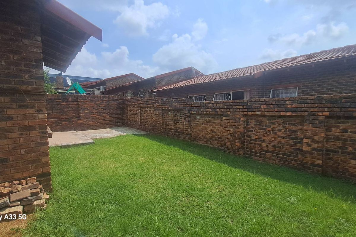 3 Bedroom Simplex in a pet friendly complex - Photo 2