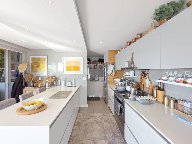 Stylish Modern Apartment in a Prime Location - Photo 9