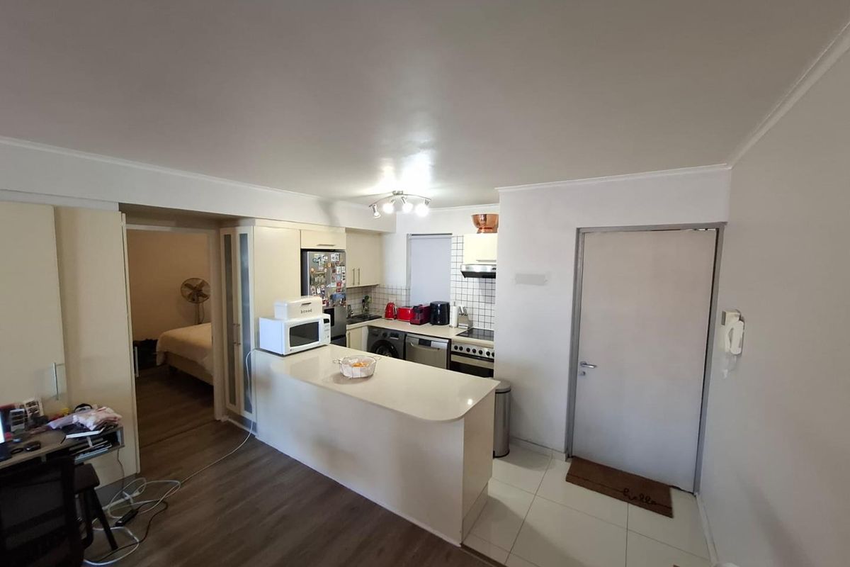 LONG TERM RENTAL - Large unfurnished  2 bedroom apartment in Piazza St John's - Photo 3