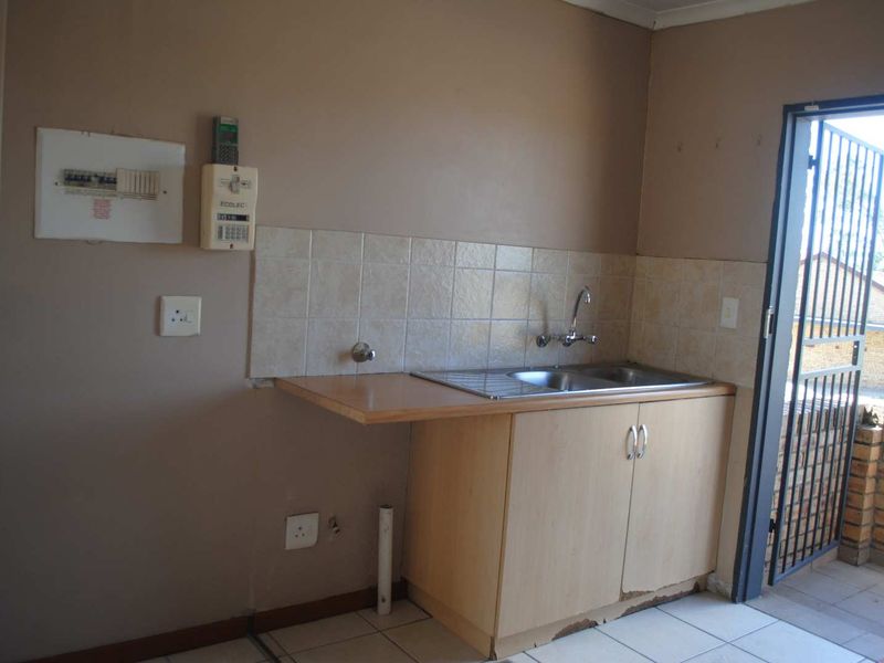 Neat Face-Brick Townhouse 2 Bedroom with Car port - Photo 6