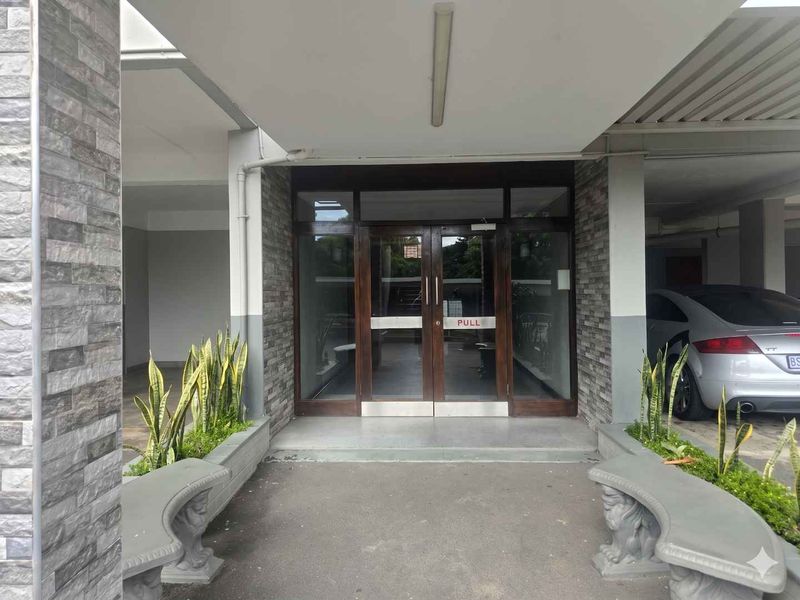 Scenic Top-Floor 2 Bedroom Apartment in Secure Findlain Court,Northdene. - Photo 3