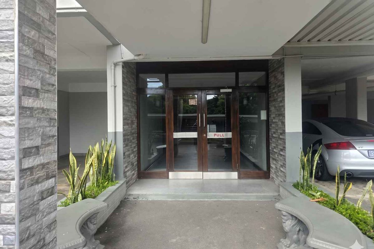 Scenic Top-Floor 2 Bedroom Apartment in Secure Findlain Court,Northdene. - Photo 3