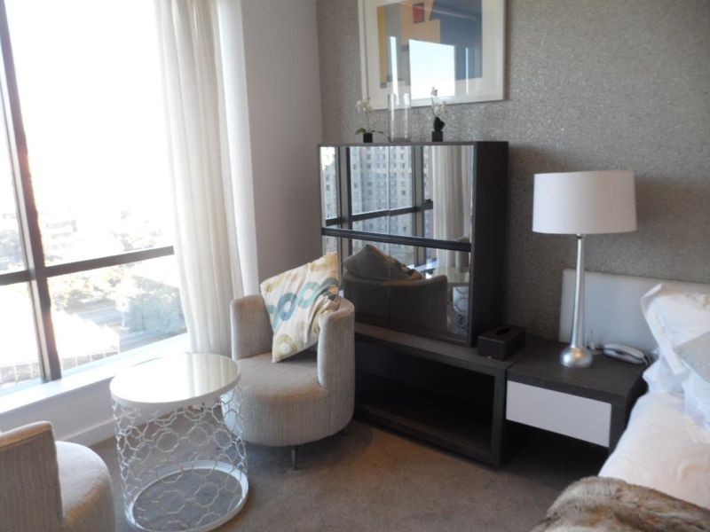 LUXURIOUS DESIGNER STUDIO APARTMENT IN THE ICONIC SANDTON SKYE - Photo 7