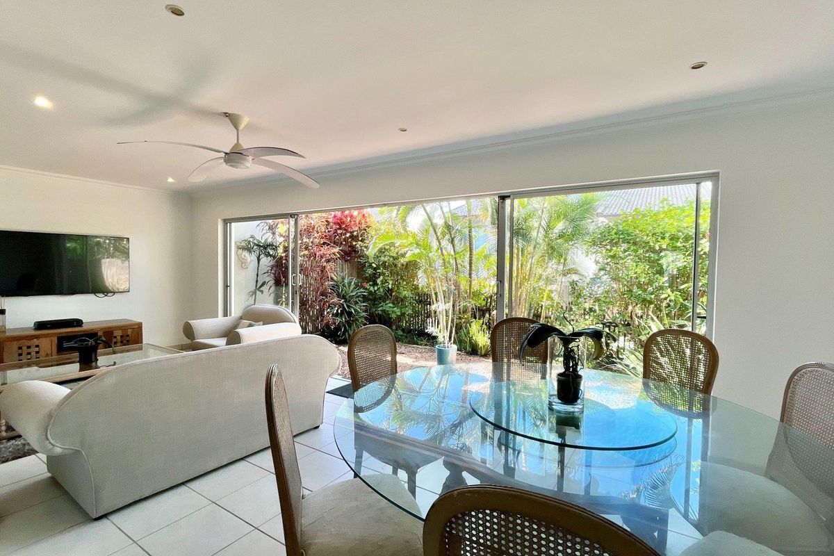 A stunning , modern duplex in secure complex on the beachfront!!! - Photo 3