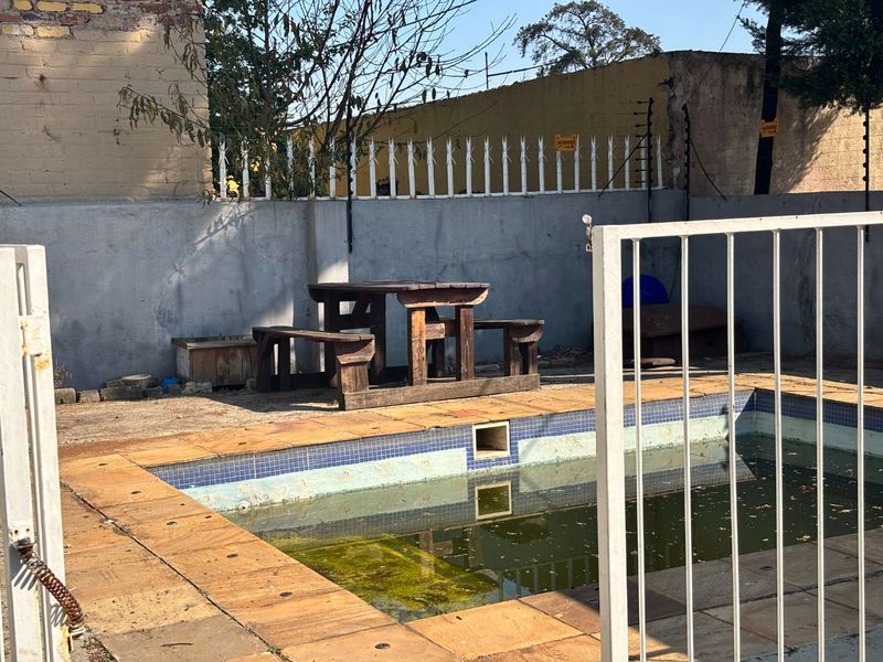 Spacious 5-Bedroom House with Pool for Sale in Quiet Street - Photo 5