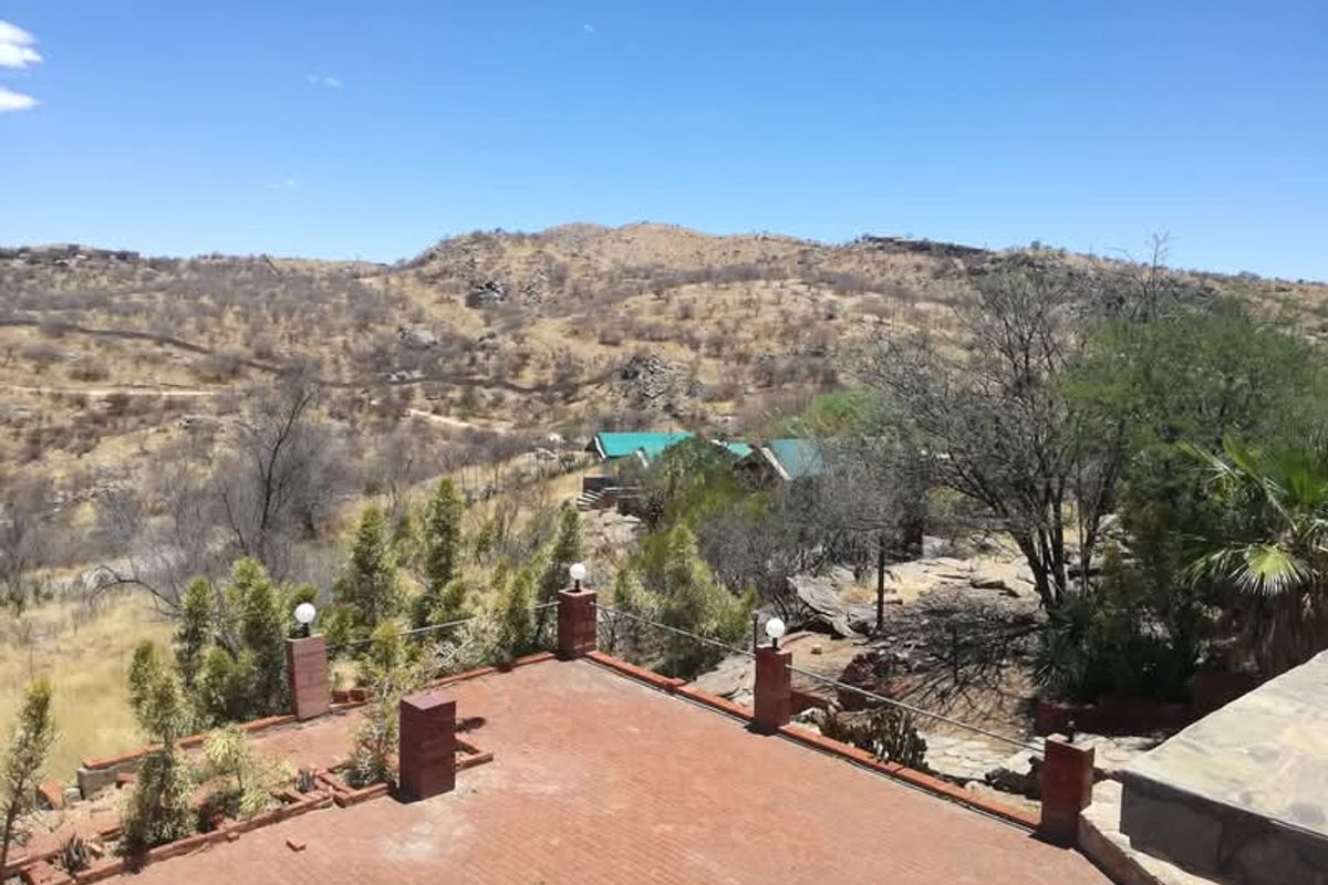 **Stunning Property Just 10km from Windhoek CBD** - Photo 2
