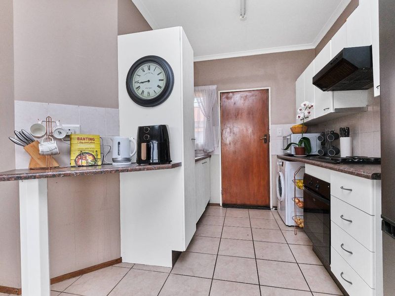 Charming Move-In Ready Upstairs Apartment – Perfect for First-Time Buyers! - Photo 6