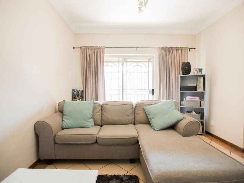 2 Bedroom Townhouse with Balcony - Photo 3