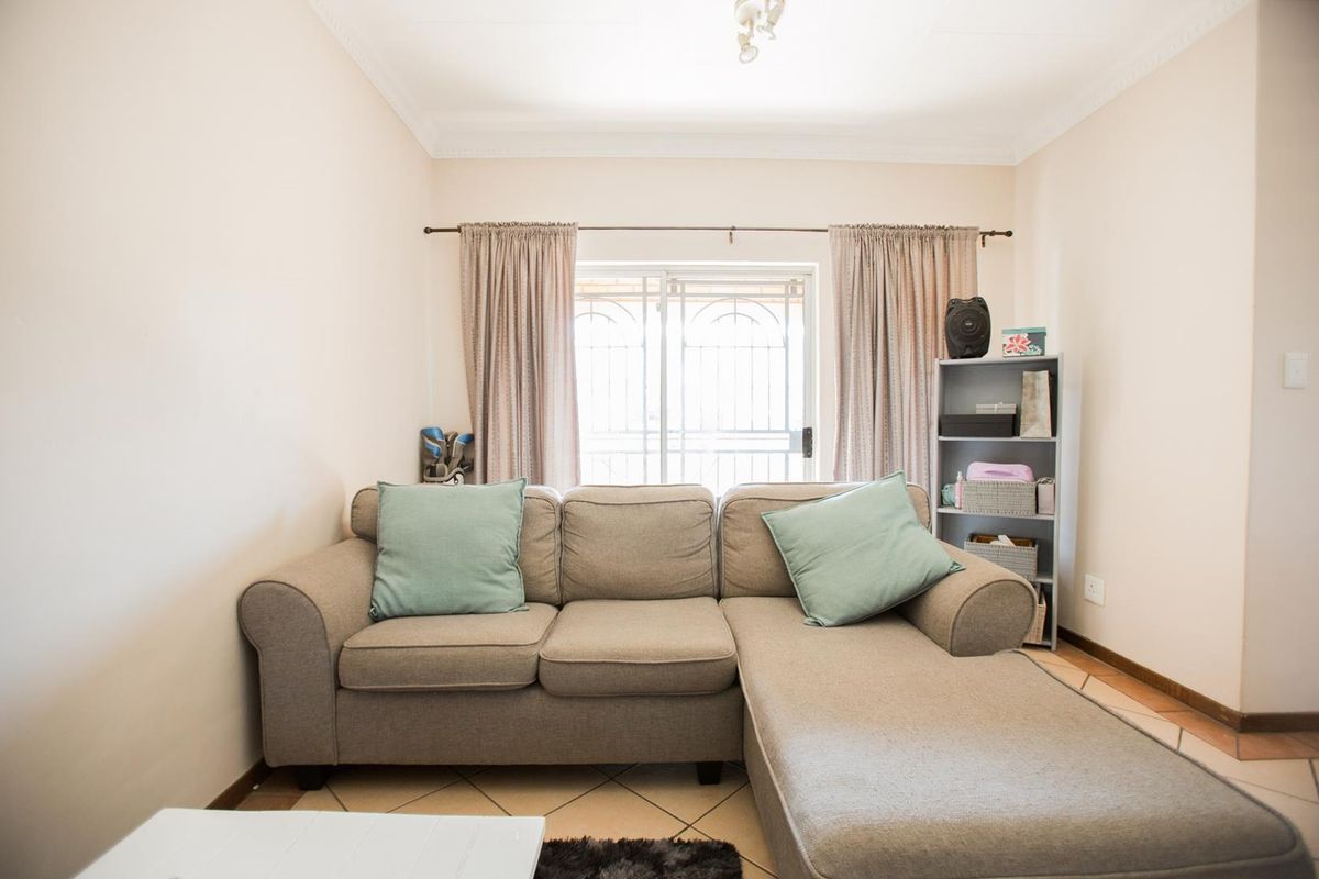 2 Bedroom Townhouse with Balcony - Photo 3