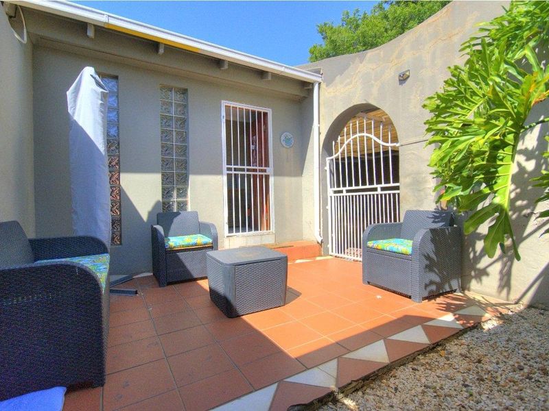 Beautiful Family home with Cottage - Photo 4