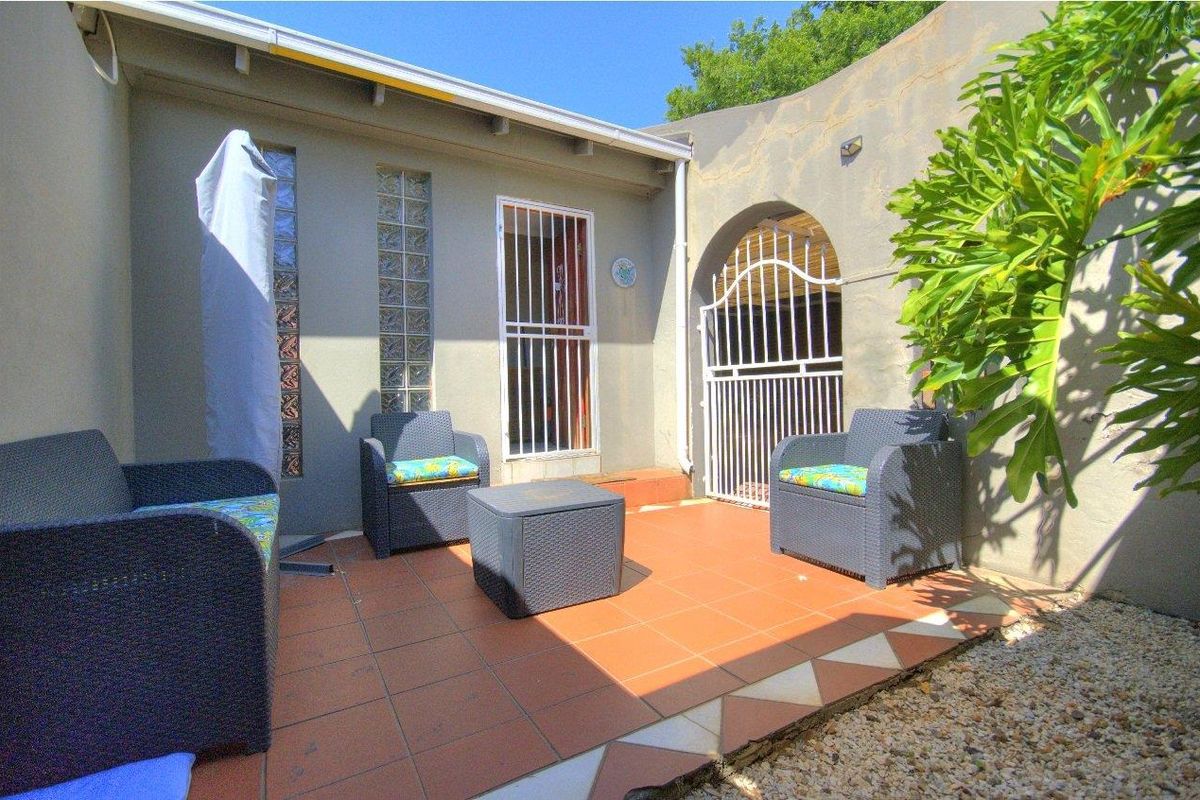 Beautiful Family home with Cottage - Photo 4