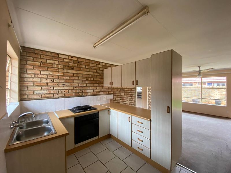 Cosy Townhouse for grabs - Photo 5