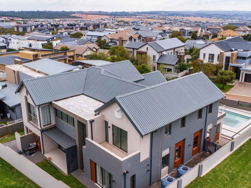Luxury Family Living in The Hills Game Reserve Estate - Photo 2